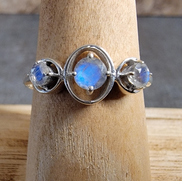 Vintage Jewelry - Native Rainbow Moonstone Gemstone Ring 9 Sterling Silver 925 Chalcedony Boho